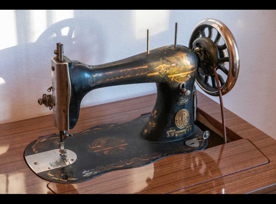 Máquina de costura Singer com Móvel