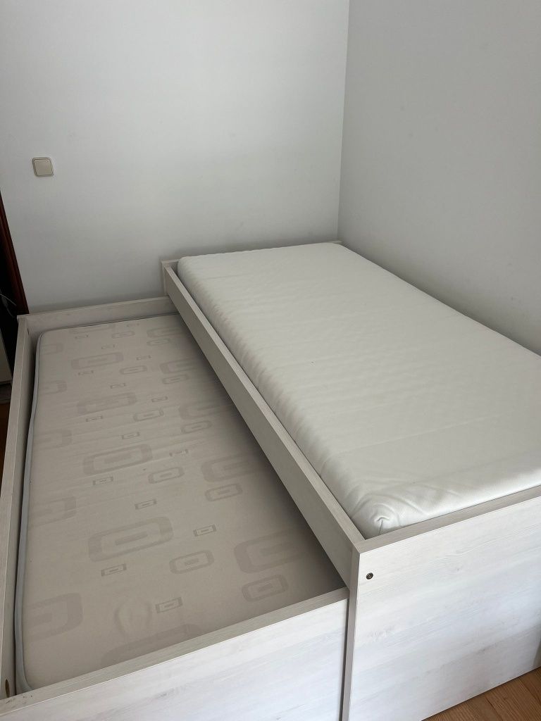 Cama individual dupla com 3 gavetas para arrumação