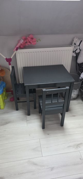 Stolik dziecięcy z 2 krzesełkami