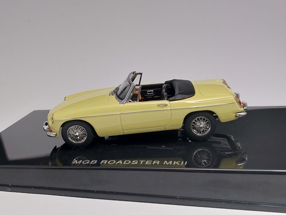 Модель 1:43 MGB Roadster MkII (AutoArt)
