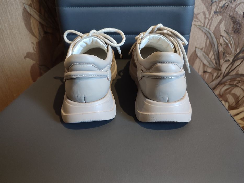 Продам кожані кросівки жіночі