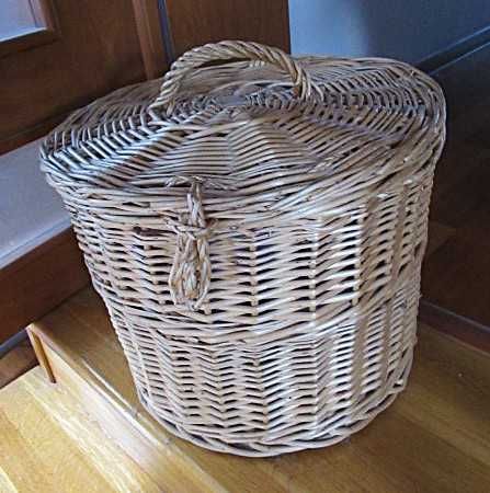 Owalny koszyk wiklinowy