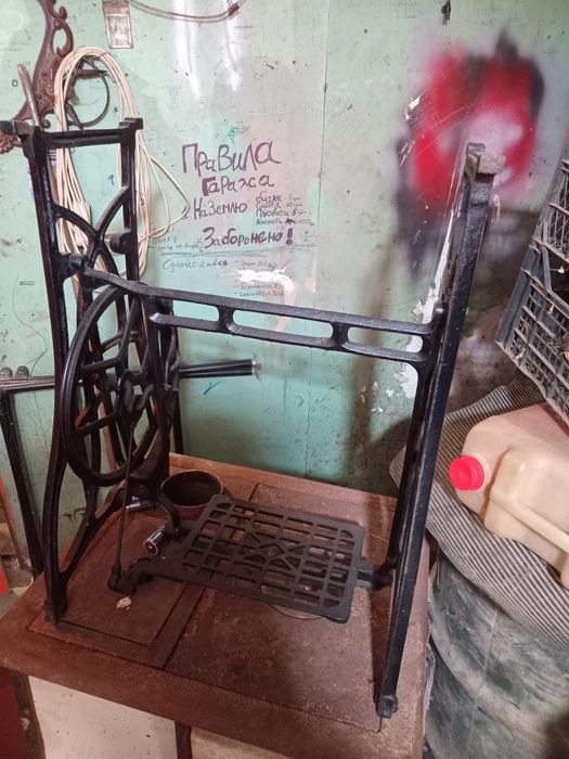 Станина від швейної машини під
стіл