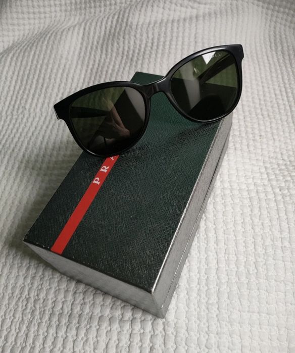 Óculos clássicos de sol de Prada