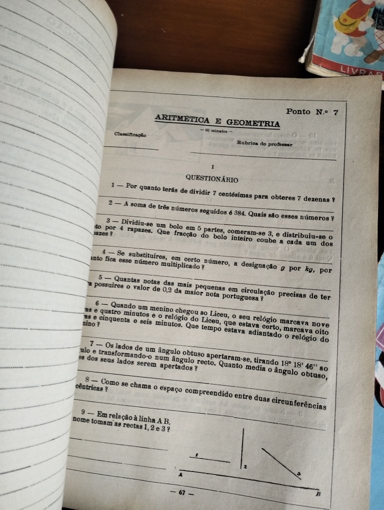 Três antigos livros de exercícios escolares