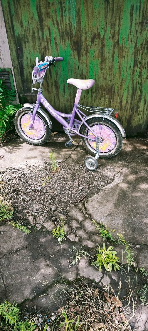 Дитячий велосипед з додатковими колесами