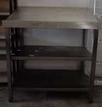 Bancada inox com prateleiras.