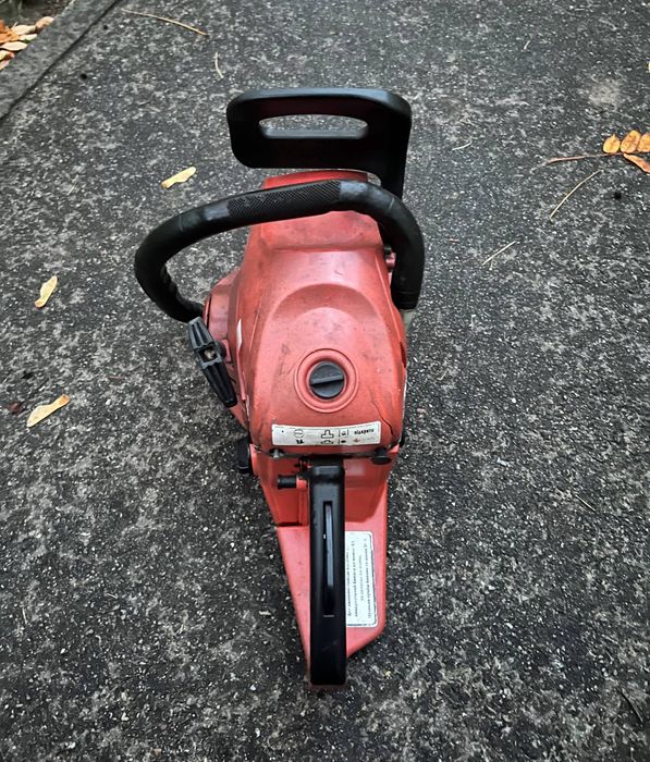 Бензопила, готова до роботи!