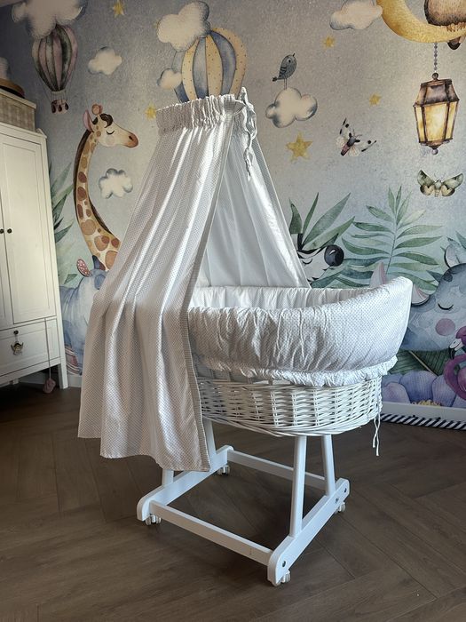 Wiklinowy kosz mojzesza z baldachimem na kolkach