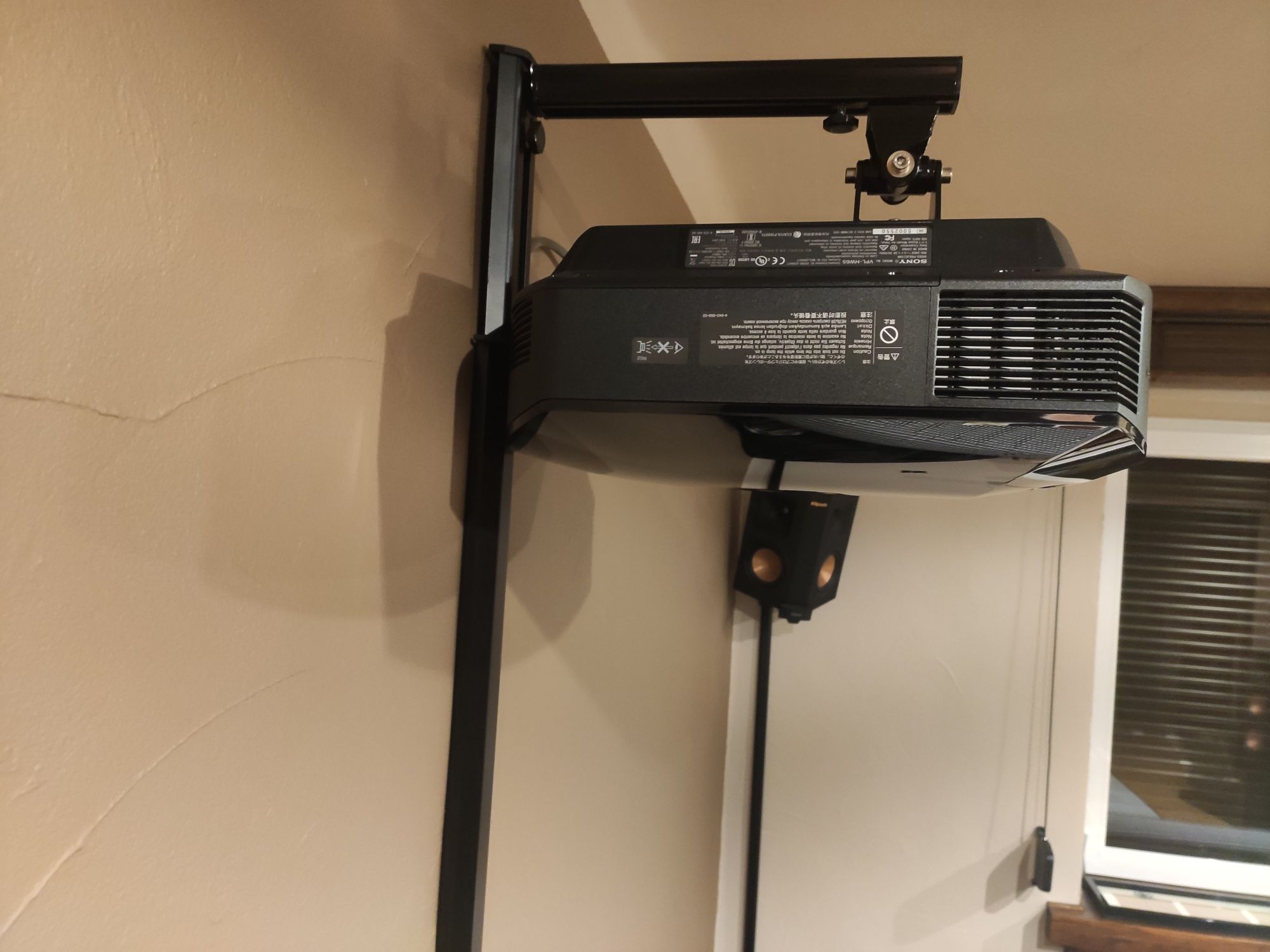 Projektor Sony VPL-HW65 + ekran Magicscreen Future Black Reference 110