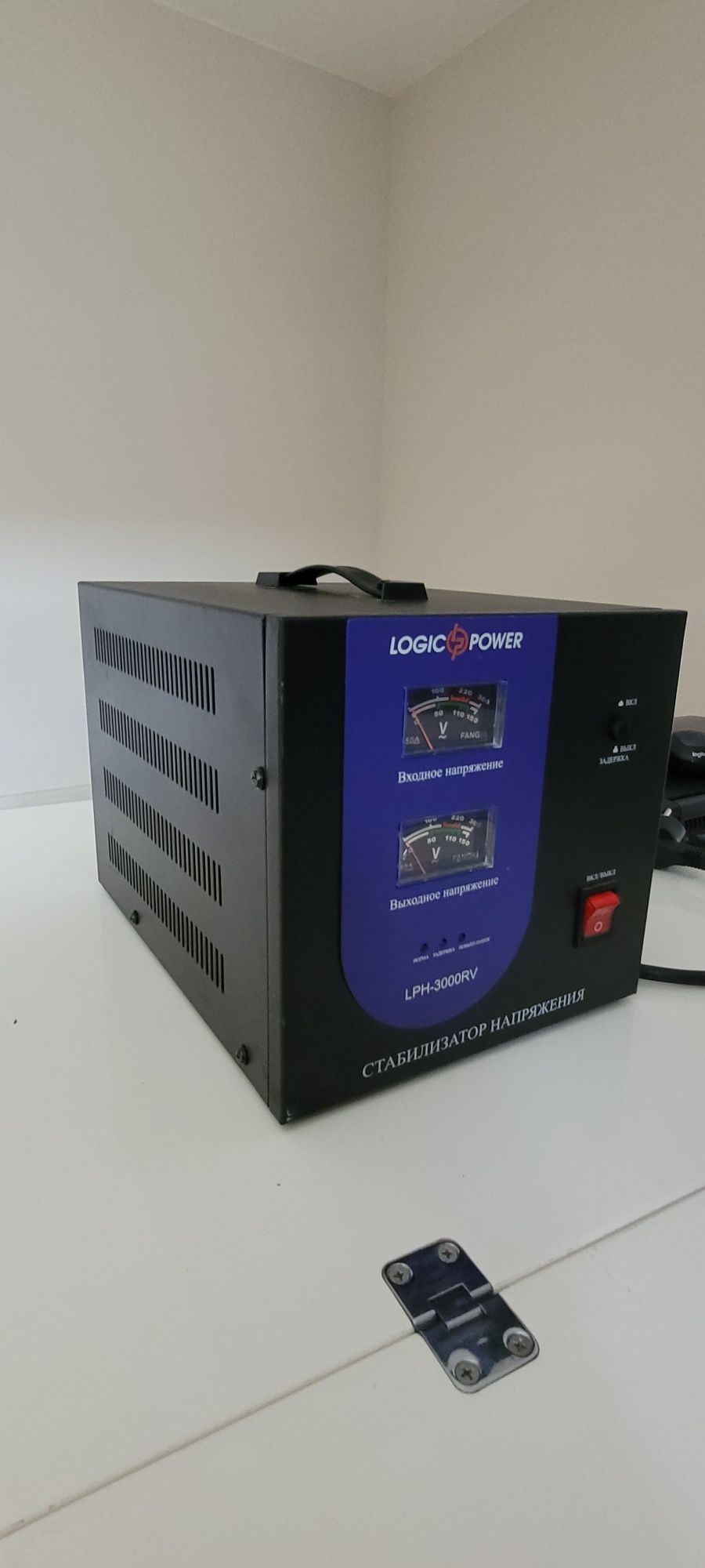 Продам стабилизатор напряжения LOGIG POWER LPH-3000RV