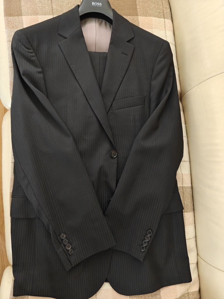 Garnitur męski Hugo Boss rozm. 50