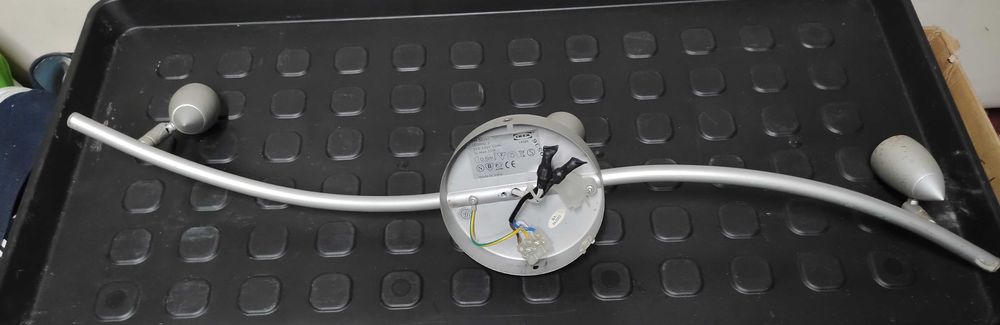 Candeeiro teto  novo
Armaduras com lampadas
vendo 
Para desocup