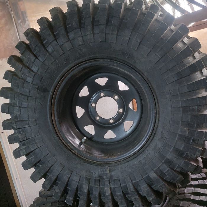 Колеса  37 12.50 16 Maxxis 12.5 Trepador шини 325 80 диски 6 139.7