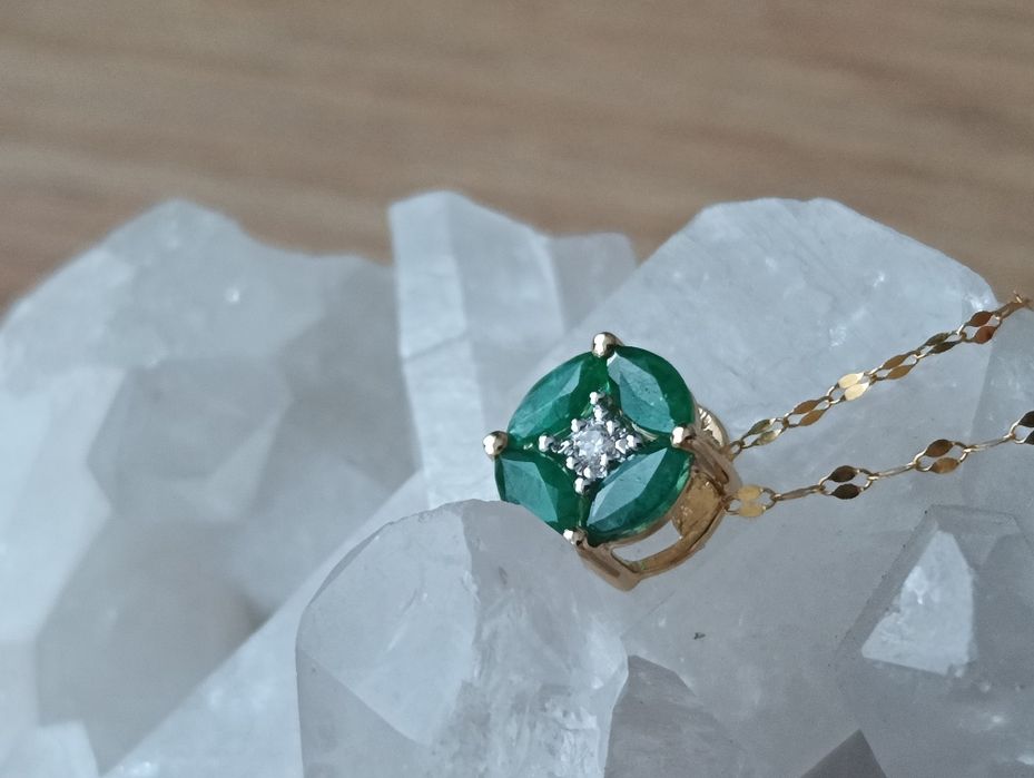 Zawieszka złoto próby 585 z naturalnym szmaragdem i diamentem
