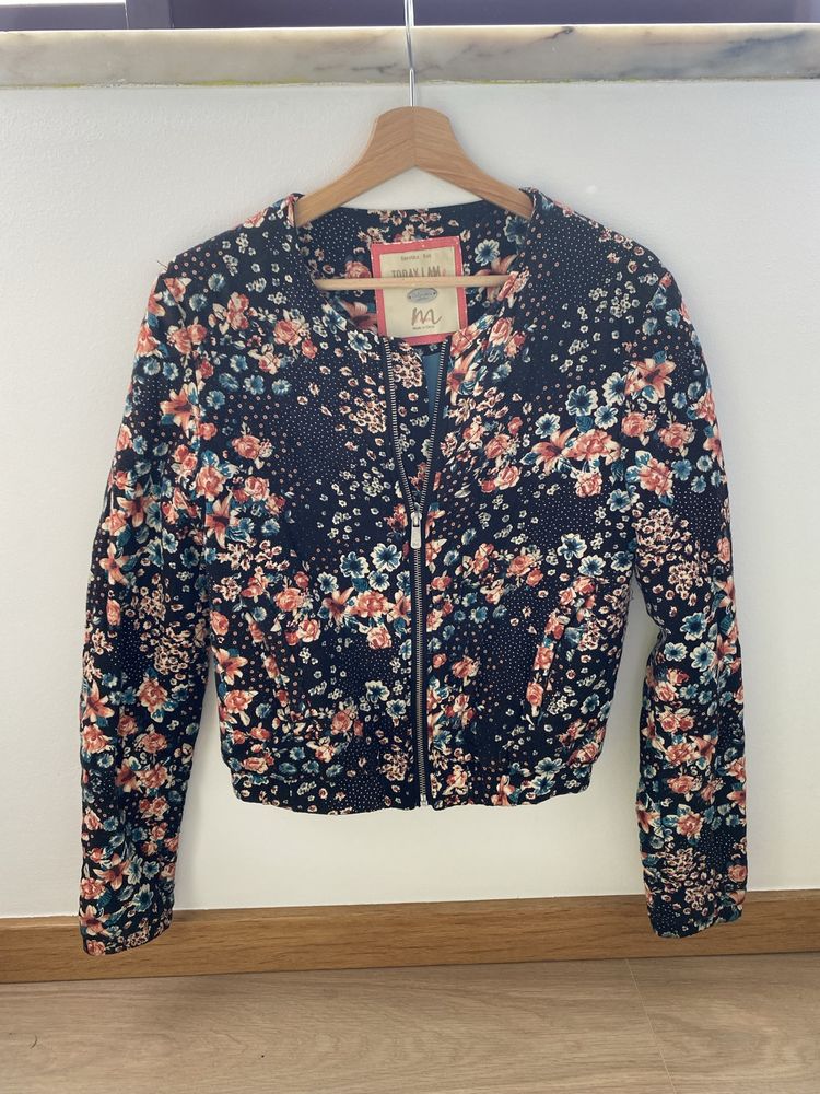 Casaco preto e floral