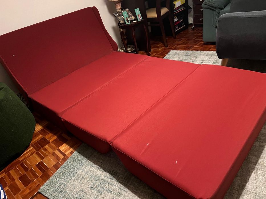 Sofa vermelho. Sofa cambalhota