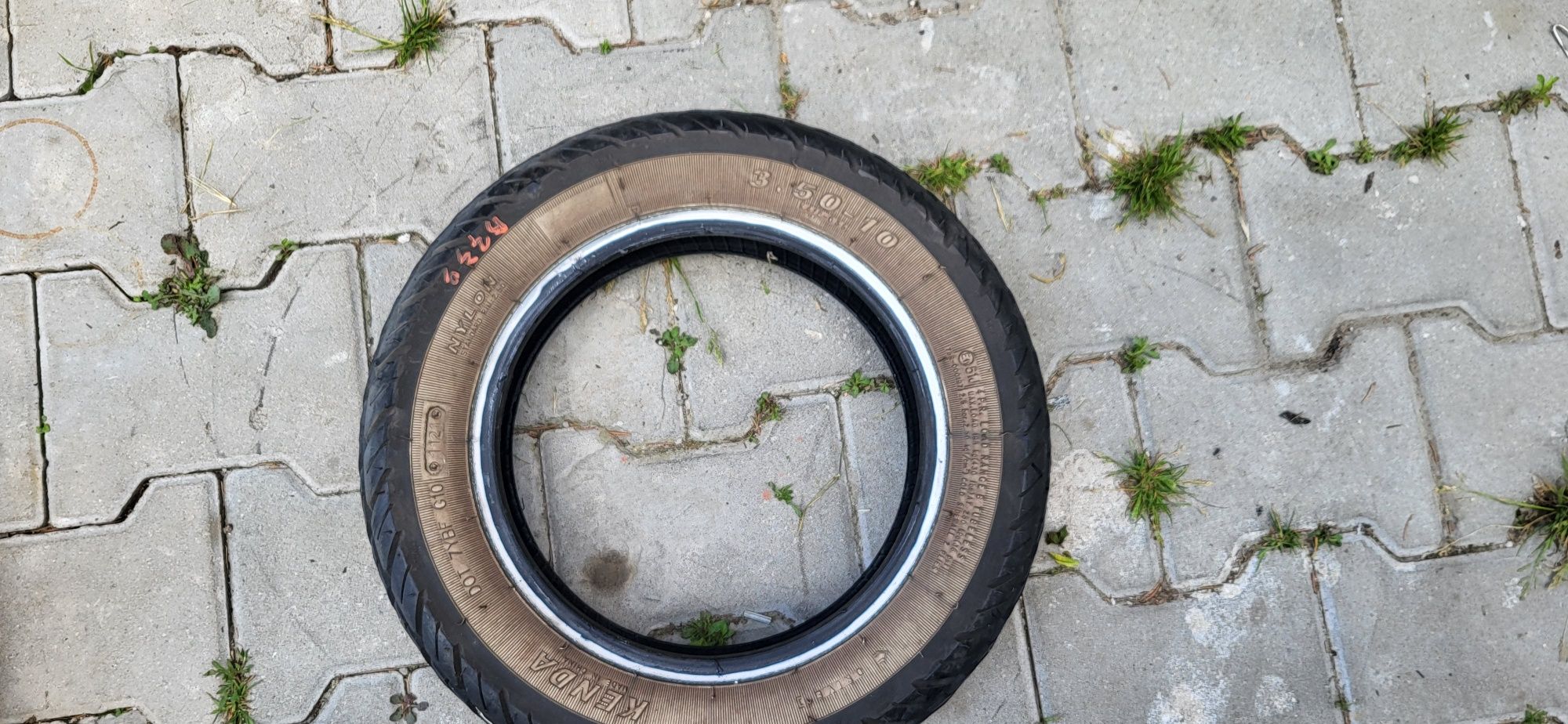 Opona nr b339 kenda 3.50/10 10 z białym pasem do skutera retro