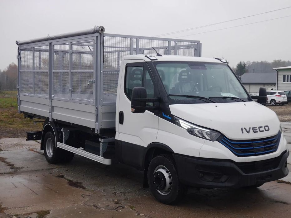 Iveco eDaily 70C14 - elektryk  Iveco eDaily z silnikiem elektrycznym - pojazd na placu