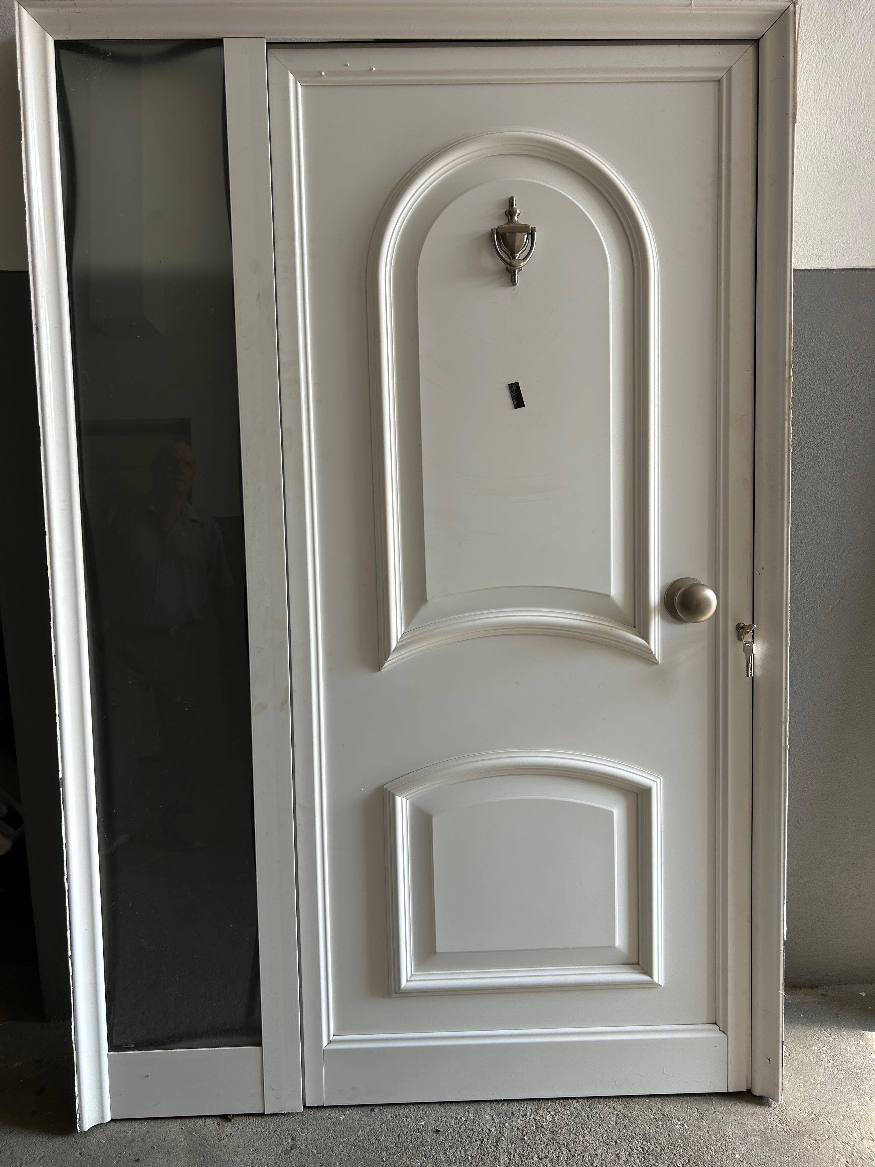 Porta de entrada com vitral como nova