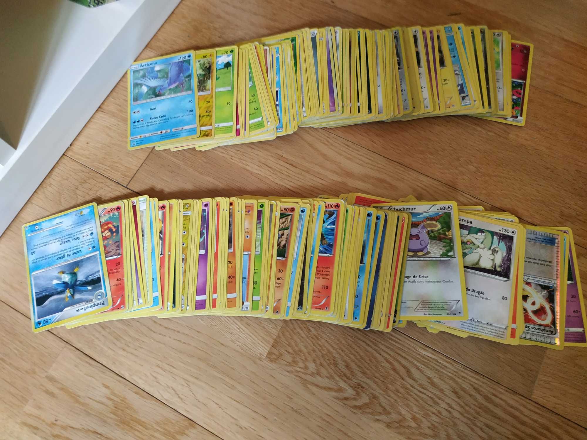 Conjunto de 230 cartas pokemon + caixa pokemon + medalhão pokemon