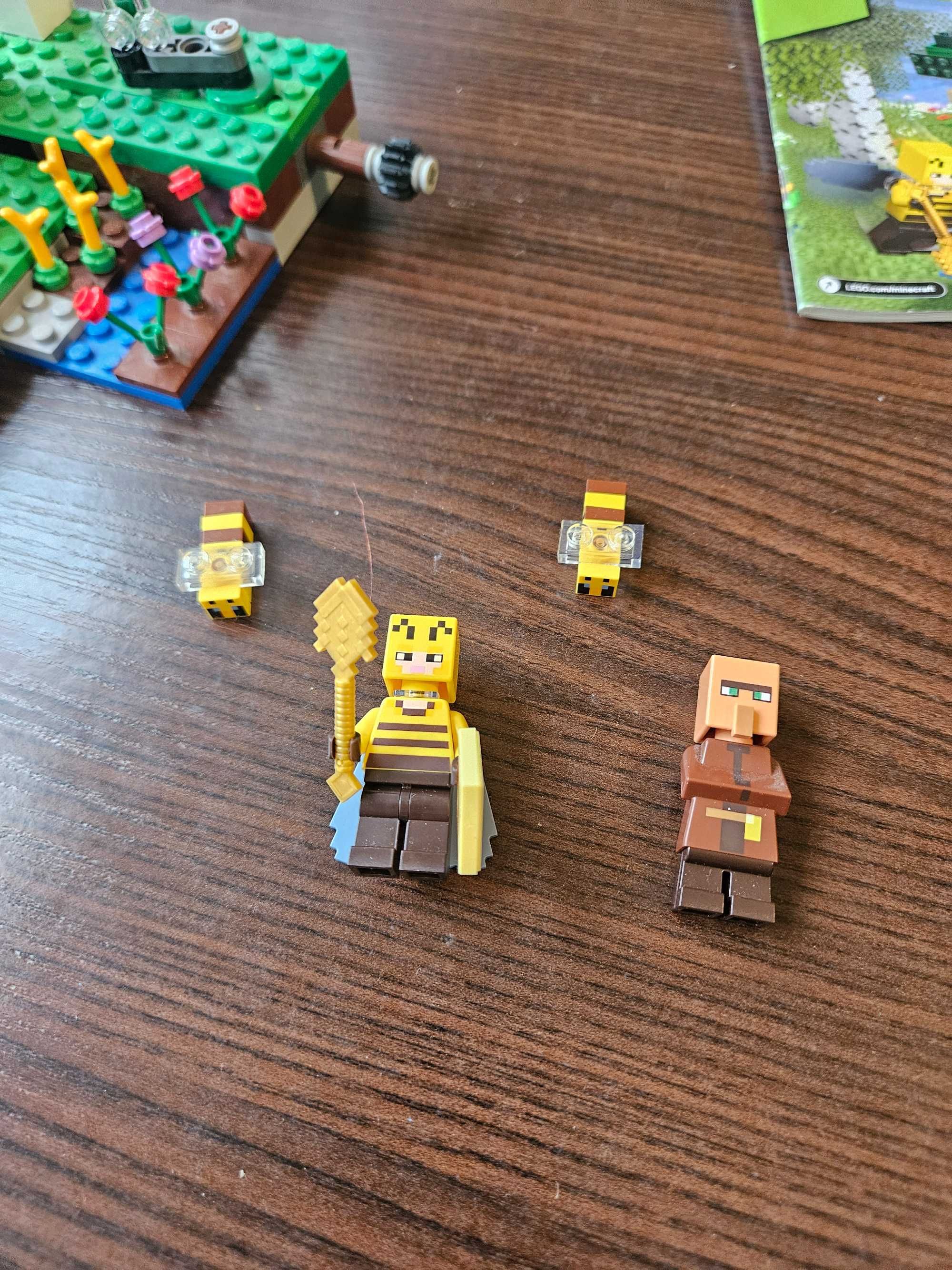 Lego 21165 Конструктор Minecraft 400 деталей "Бджолина ферма"