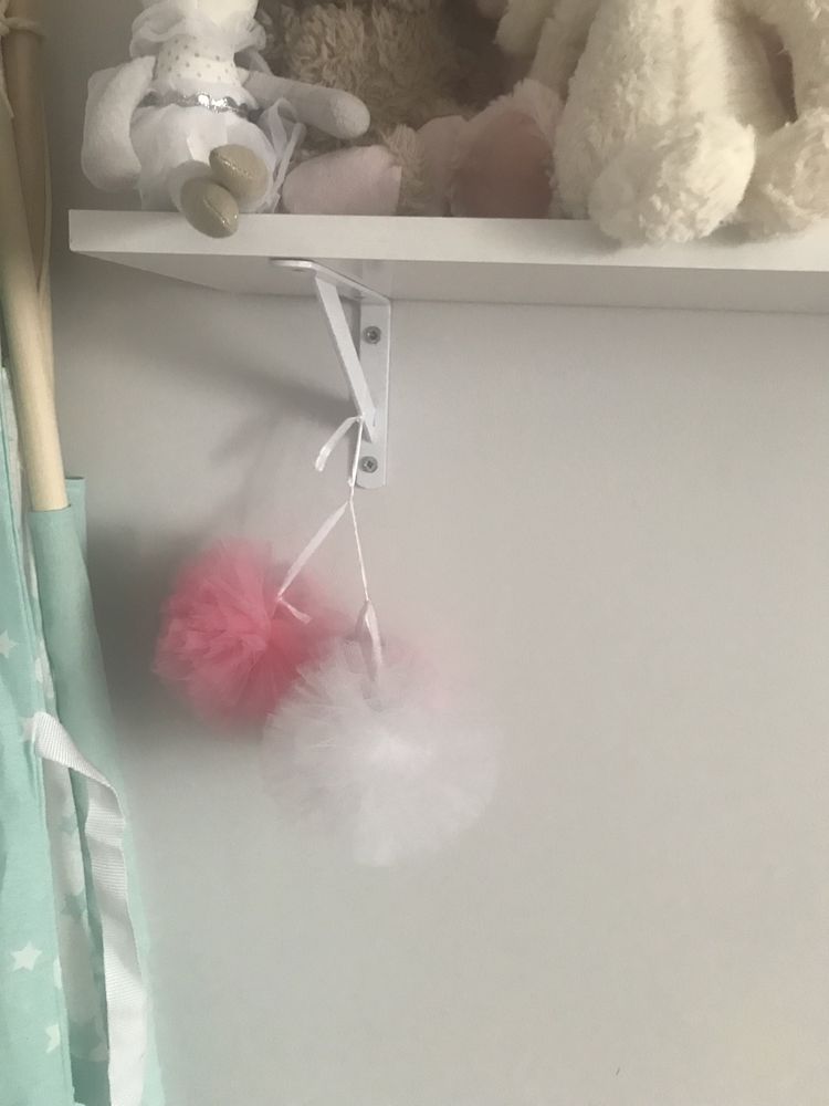Zestaw obrazków i pluszowych króliczków