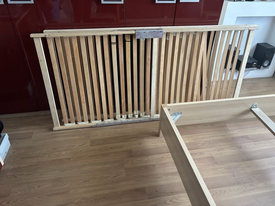 Łóżko z materacem