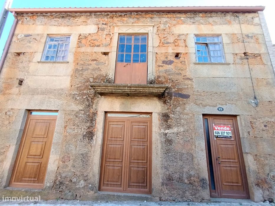 Casa de Pedra com Terreno Centro de Escarigo - Fundão