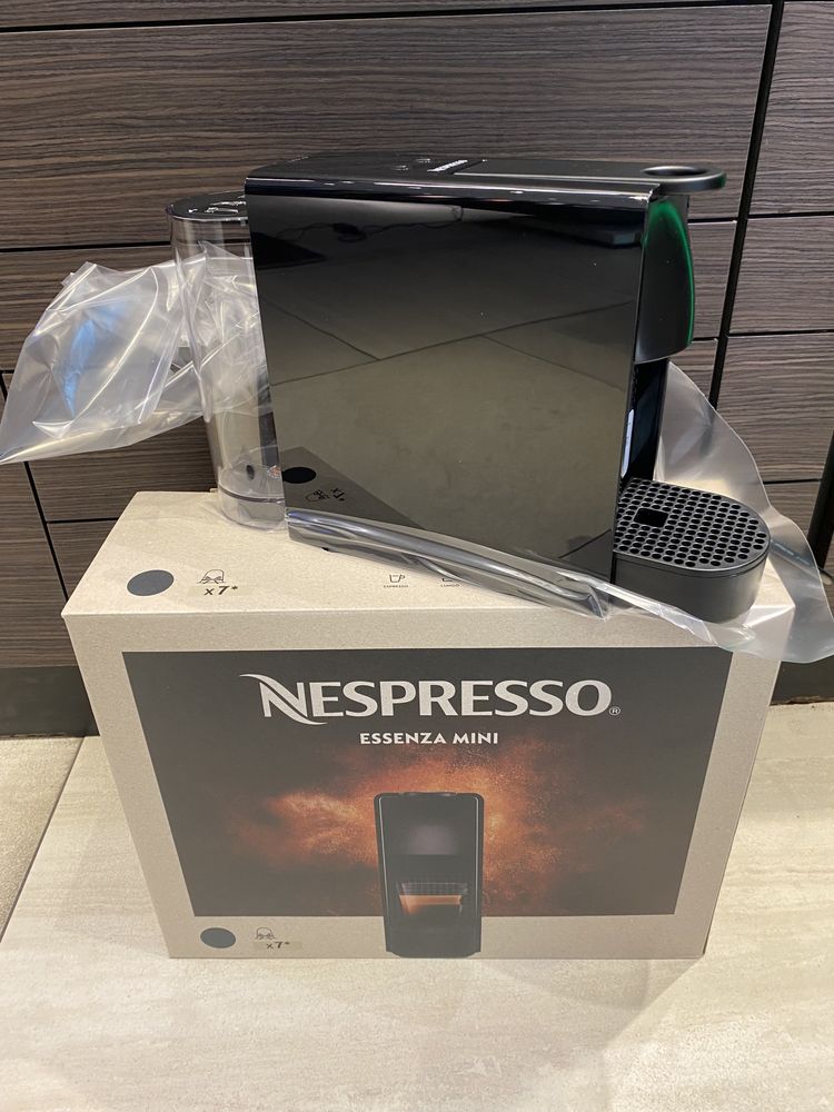 Nespresso essenza mini c30  NOVA NA CAIXA