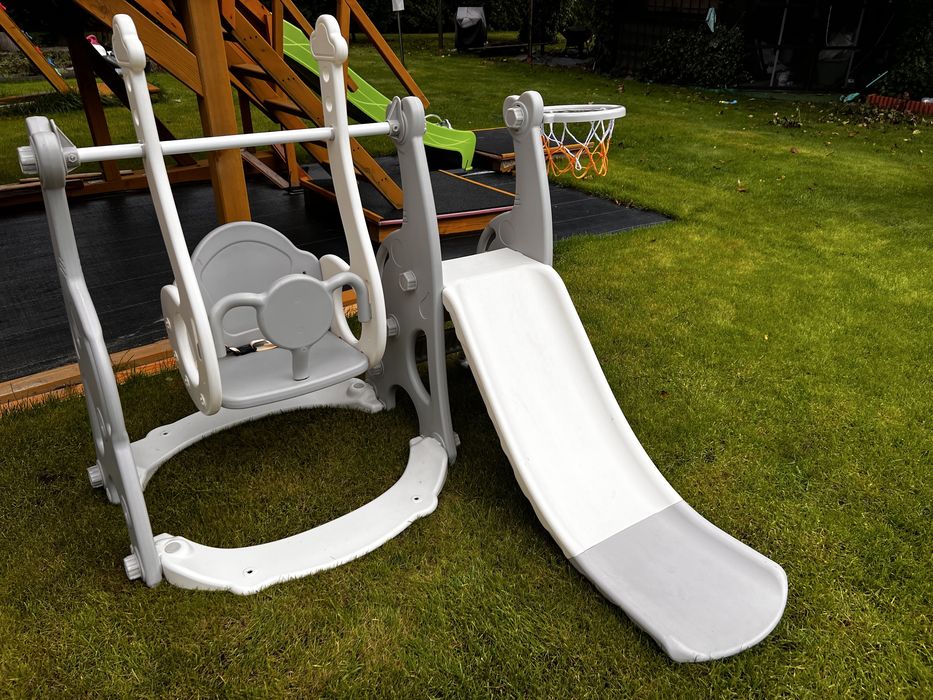 Duża zjeżdżalnia z huśtawką