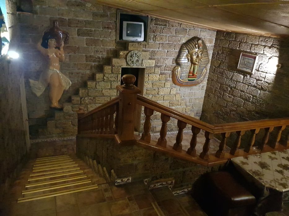 На одній території розташовані 3 бані і  будиночок подобово