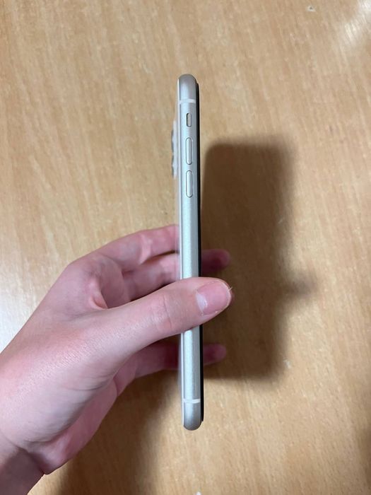 Продам айфон 11, білого кольору на 64ГБ! У хорошому стані !