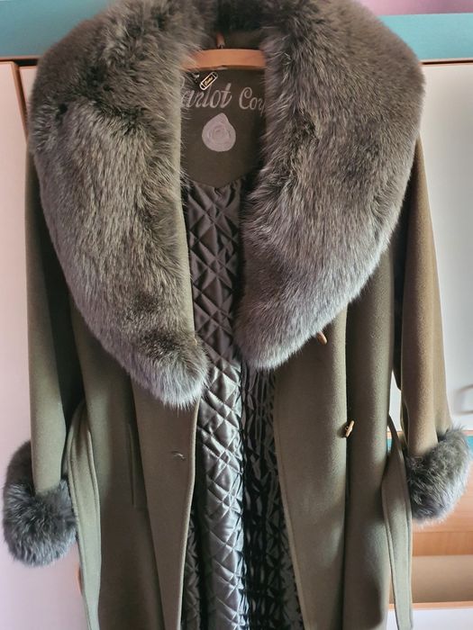 Зимнее пальто с меховым воротником.
