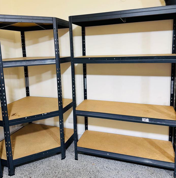 Estantes metálicas cinza e madeira