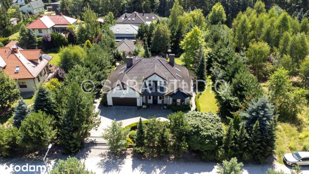 Dom wolnostojący z dużym ogrodem przy lesie.