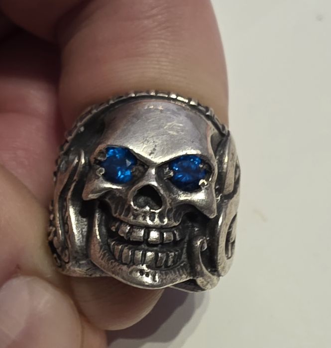 Sygnet  czaszka z gitarą srebrny 925 z niebieskimi cyrkoniami motocykl