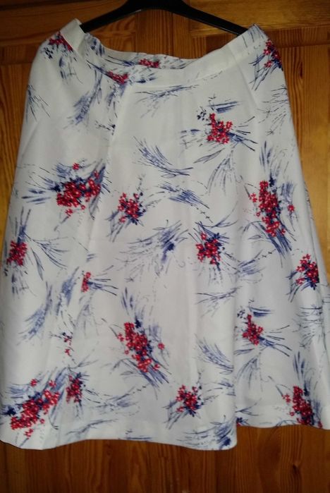 Spódniczka midi biała w bukiety kwiatów.