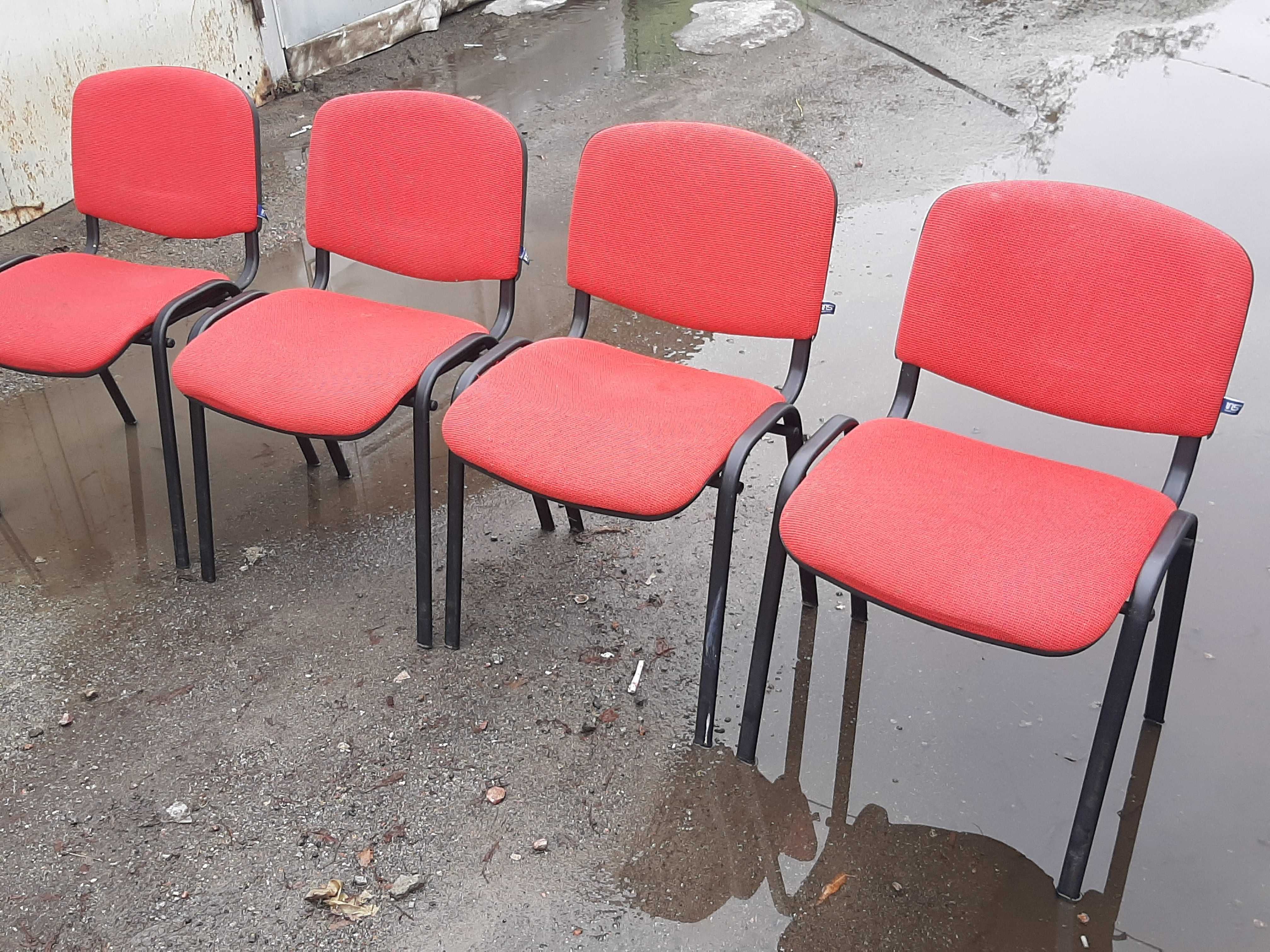 Мягкие стулья «Исо» ( Iso ) на железных ножках