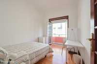 433995 - Quarto com cama de casal, com varanda, em apartamento com...