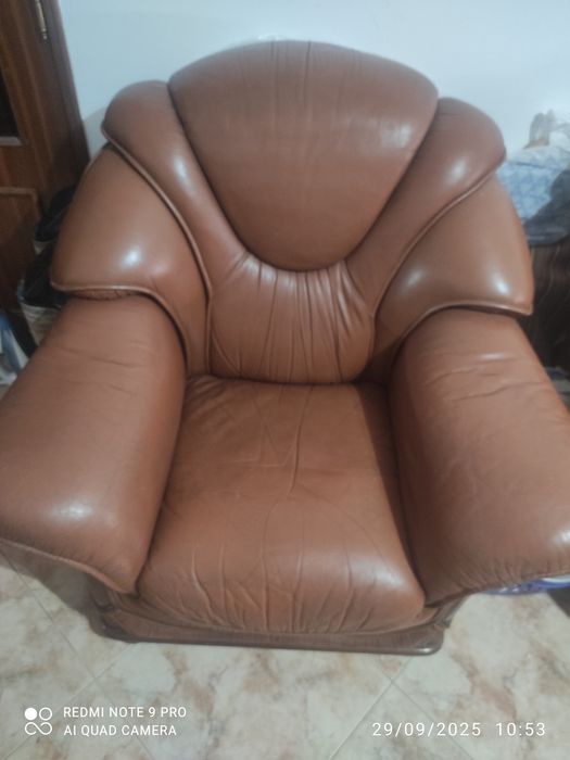 1 Sofás  usados em pele castanha e 2 poltronas