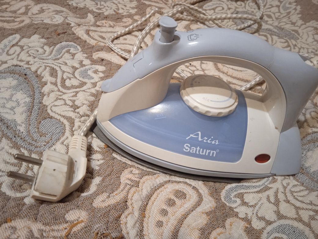 Saturn  утюг продам