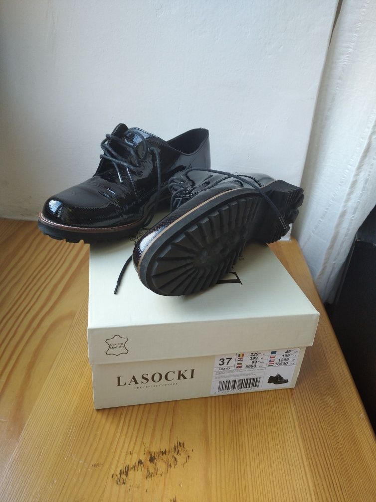 Eleganckie półbuty damskie z lakierowanej skóry marki Lasocki r.37