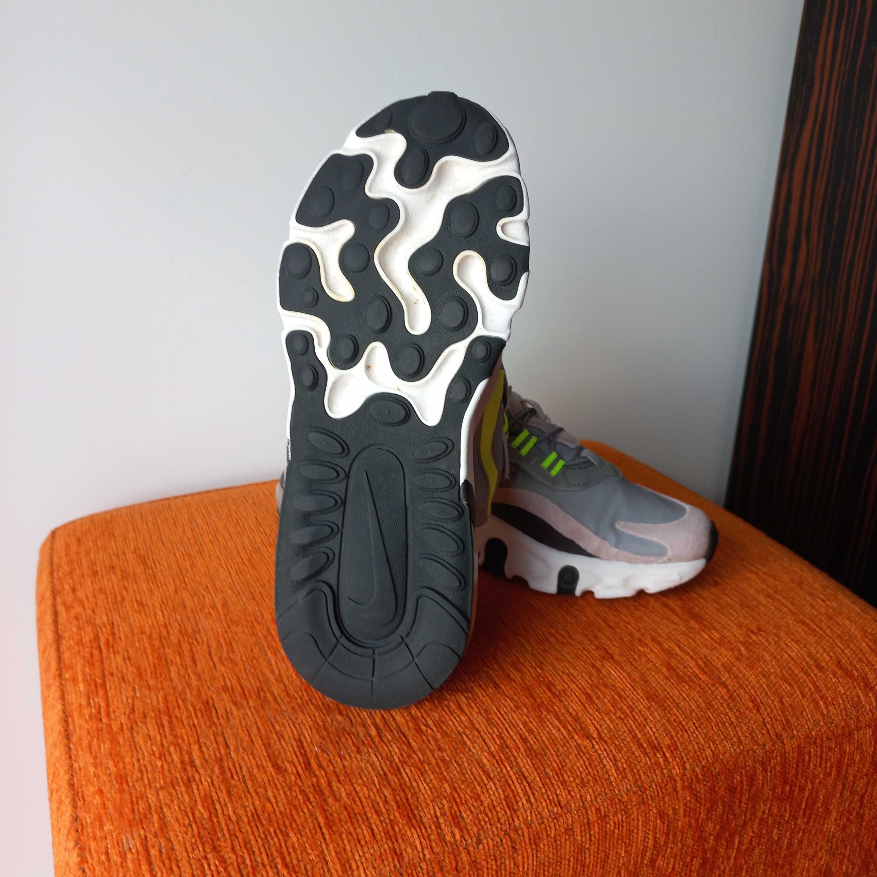 Sapatilha Nike Air Max 270 React 33.5