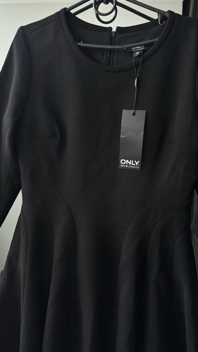 Чорна класична сукня