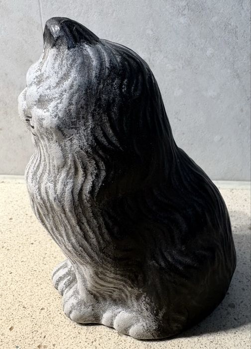 Amoroso antigo gatinho em faiança das Caldas da Rainha