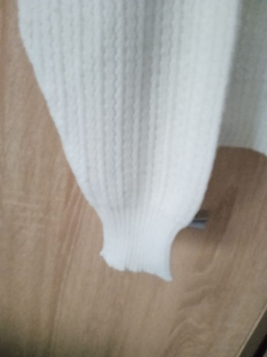 Biały lekki sweter. Szerokość od pachy do pachy 2x 55 cm oversize