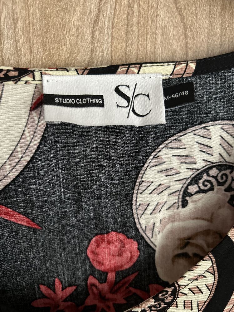 Czarna wzorzysta sukienka plus size