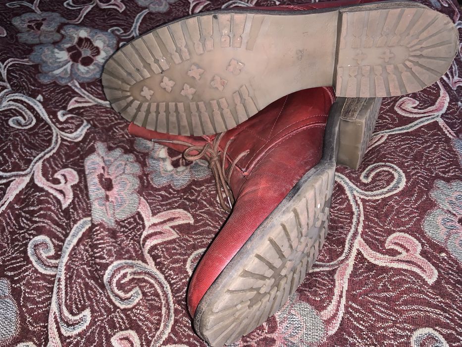 Червоні шкірані ботинки