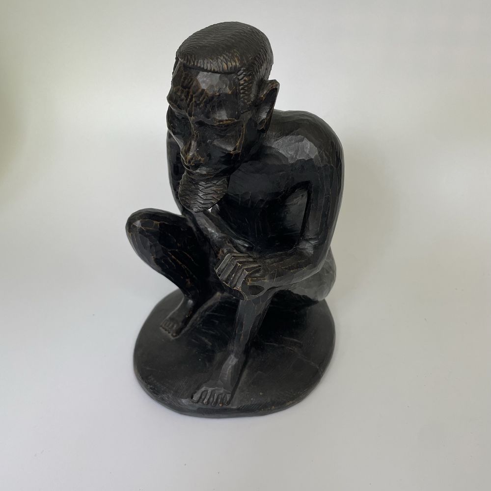 Zamyślony Afrykańczyk szaman przykucnięty rzeźba figura drewniana